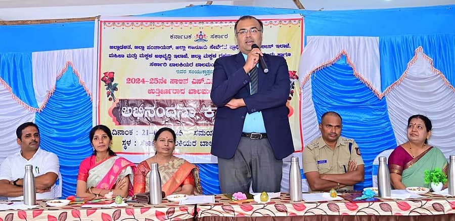 ರಾಯಚೂರಿನ ಸರ್ಕಾರಿ ಪರಿವೀಕ್ಷಣಾಲಯದ ಸಭಾಂಗಣದಲ್ಲಿ ಜಿಲ್ಲಾ ಮಕ್ಕಳ ರಕ್ಷಣಾ ಘಟಕದ ವತಿಯಿಂದ ಎಸ್.ಎಸ್.ಎಲ್.ಸಿ ಪಾಸಾದ ಬಾಲ ಮಂದಿರದ ಮಕ್ಕಳಿಗೆ ಇತ್ತೀಚೆಗೆ ಹಮ್ಮಿಕೊಂಡಿದ್ದ ಅಭಿನಂದನಾ ಕಾರ್ಯಕ್ರಮದಲ್ಲಿ ಜಿಲ್ಲಾ ಕಾನೂನು ಸೇವೆಗಳ ಪ್ರಾಧಿಕಾರದ ಸದಸ್ಯ ಕಾರ್ಯದರ್ಶಿ ಎಚ್.ಎ.ಸಾತ್ವಿಕ್ ಮಾತನಾಡಿದರು. ಅಮರೇಶ ಹಾವಿನ್, ರಾಧಾದೇವಿ ಮಂಗಳಾ ಹೆಗಡೆ, ಶಾಂತವೀರ ಉಪಸ್ಥಿತರಿದ್ದರು