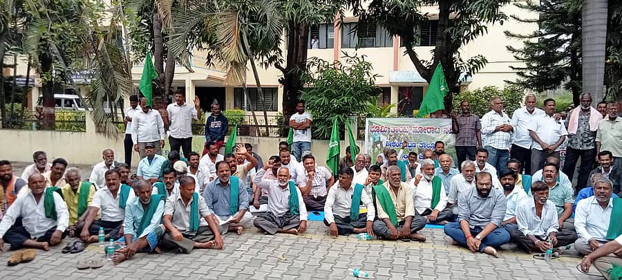 <div class="paragraphs"><p>ಶ್ರೀರಂಗಪಟ್ಟಣ ತಾಲ್ಲೂಕಿನ ಬೀಚನಕುಪ್ಪೆ ಗ್ರಾಮದಲ್ಲಿ ಕೃಷಿ ಜಮೀನನ್ನು ಟೌನ್‌ಶಿಪ್‌ ಹೆಸರಿನಲ್ಲಿ ಭೂಸ್ವಾಧೀನ ಮಾಡಿಕೊಂಡು ರೈತರನ್ನು ವಂಚಿಸಲಾಗುತ್ತಿದ್ದು, ಭೂ ಸ್ವಾಧೀನ ಪ್ರಕ್ರಿಯೆ ಕೈಬಿಡಬೇಕು ಎಂದು ಆಗ್ರಹಿಸಿ ಬೀಚನಕುಪ್ಪೆ </p></div>
