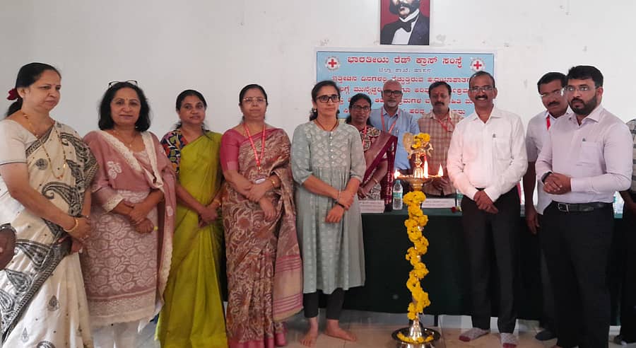 ಹಾಸನದ ರೆಡ್‌ಕ್ರಾಸ್‌ ಭವನದಲ್ಲಿ ಈಚೆಗೆ ನಡೆದ ಹೃದಯ ಆರೋಗ್ಯ ಜಾಗೃತಿ ಕಾರ್ಯಕ್ರಮವನ್ನು ಡಾ.ಪ್ರಸನ್ನ ನರಸಿಂಹರಾವ್‌ ಉದ್ಘಾಟಿಸಿದರು