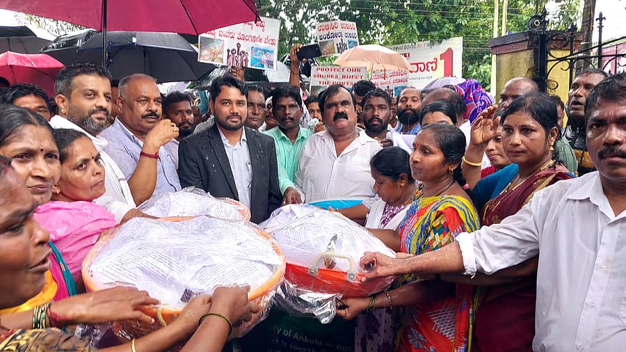 ಕೇಣೀಯಲ್ಲಿ ನಿರ್ಮಾಣಗೊಳ್ಳಲಿರುವ ಗ್ರೀನ್‌ಫೀಲ್ಡ್ ವಾಣಿಜ್ಯ ಬಂದರು ಯೋಜನೆ ಕೈಬಿಡುವಂತೆ ಒತ್ತಾಯಿಸಿ ಸರ್ಕಾರಕ್ಕೆ ಬರೆದ ಪತ್ರವನ್ನು ಮೀನು ಮಾರುವ ಬುಟ್ಟಿಯಲ್ಲಿಟ್ಟು ಅಂಕೋಲಾದಲ್ಲಿ ತಹಶೀಲ್ದಾರ್ ಚಿಕ್ಕಪ್ಪ ನಾಯಕ ಅವರಿಗೆ ಸಲ್ಲಿಸಲಾಯಿತು.