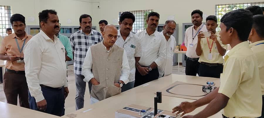 ಹರಿಹರದ ಜಿಟಿಟಿಸಿ ಕೇಂದ್ರಕ್ಕೆ ಮಂಗಳವಾರ ಭೇಟಿ ನೀಡಿದ ಸಚಿವ ಶರಣ ಪ್ರಕಾಶ್ ಪಾಟೀಲ್  ಅವರು ವಿದ್ಯಾರ್ಥಿಗಳು ಸಿದ್ಧಗೊಳಿಸಿದ ಪ್ರಾಜೆಕ್ಟ್ ವೀಕ್ಷಿಸಿ ಮಾಹಿತಿ ಪಡೆದರು