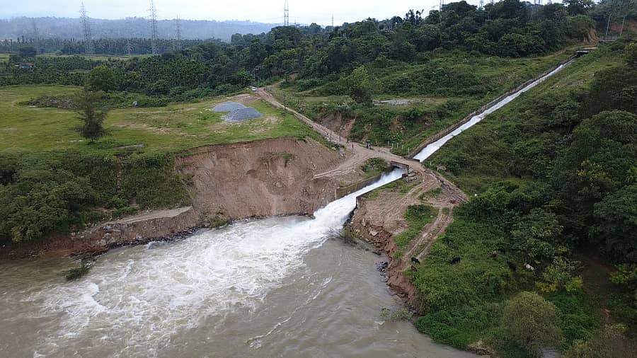 ಸಕಲೇಶಪುರ ತಾಲ್ಲೂಕಿನ ದೊಡ್ಡನಾಗರ ಬಳಿ ಎತ್ತಿನಹೊಳೆ ಯೋಜನೆಯ ನೀರನ್ನು ಹೇಮಾವತಿ ನದಿಗೆ ಬಿಡಲಾಗುತ್ತಿದೆ.