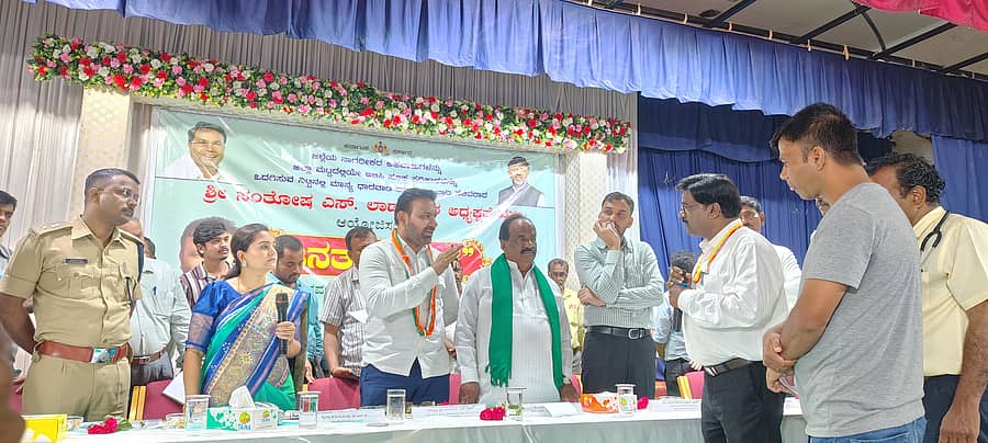 ಅಣ್ಣಿಗೇರಿಯ ಆದಿಕವಿ ಪಂಪ ಸ್ಮಾರಕ ಭವನದಲ್ಲಿ ನಡೆದ ಜಿಲ್ಲಾಮಟ್ಟದ ಜನತಾ ದರ್ಶನದಲ್ಲಿ ಸಚಿವ ಸಂತೋಷ ಲಾಡ್ ಅವರು ವೈದ್ಯಾಧಿಕಾರಿಗಳನ್ನು ತರಾಟೆಗೆ ತೆಗೆದುಕೊಂಡರು
