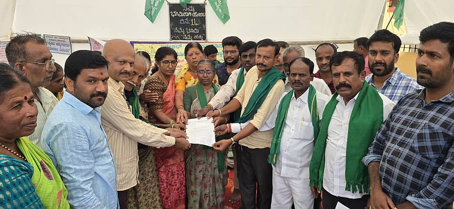 ಆನೇಕಲ್ ತಾಲ್ಲೂಕಿನ ಸರ್ಜಾಪುರ ಹೋಬಳಿಯಲ್ಲಿ ಕೆಐಎಡಿಬಿ ಭೂಸ್ವಾಧೀನ ಪ್ರಕ್ರಿಯೆ ವಿರೋಧಿಸಿ ಮುತ್ತಾನಲ್ಲೂರು ಗ್ರಾಮದಲ್ಲಿ ರೈತರು ಅಹೋರಾತ್ರಿ ಧರಣಿ ನಡೆಸಿ ಕಂದಾಯ ಇಲಾಖೆಯ ಅಧಿಕಾರಿಗಳಿಗೆ ಮನವಿ ಸಲ್ಲಿಸಿದರು