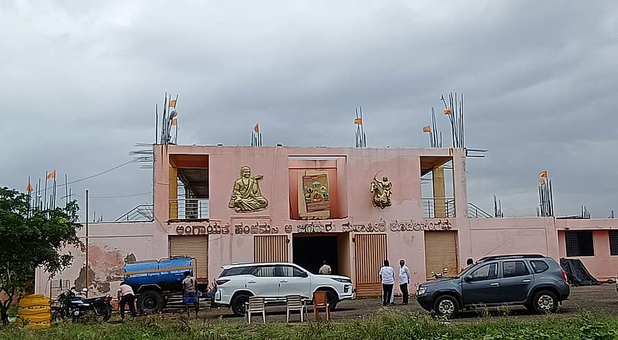 ಬಾಗಲಕೋಟೆ ಜಿಲ್ಲೆಯ ಕೂಡಲಸಂಗಮದಲ್ಲಿರುವ ಲಿಂಗಾಯತ ಪಂಚಮಸಾಲಿ ಪೀಠ ಕಟ್ಟಡದ ನೋಟ