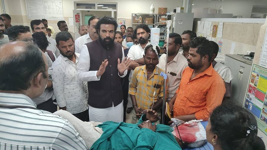 ಕರಡಿ ದಾಳಿಯಲ್ಲಿ ತೀವ್ರವಾಗಿ ಗಾಯಗೊಂಡು ವಿಮ್ಸ್‌ನಲ್ಲಿ ಚಿಕಿತ್ಸೆ ಪಡೆಯುತ್ತಿರುವ ಕುರುಬರ ರಾಜಪ್ಪ ಅವರ ಆರೋಗ್ಯವನ್ನು ಮಾಜಿ ಸಚಿವ ಶ್ರೀರಾಮುಲು ಸೋಮವಾರ ವಿಚಾರಿಸಿದರು. 