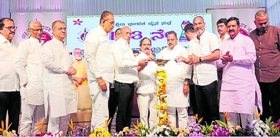 <div class="paragraphs"><p>ಹಾರೂಗೇರಿಯಲ್ಲಿ ಸೋಮವಾರ ದಕ್ಷಿಣ ಭಾರತ ಜೈನ ಸಭಾ ಅಧಿವೇಶನವನ್ನು ಸಚಿವ ಡಿ.ಸುಧಾಕರ ಉದ್ಘಾಟಿಸಿದರು</p></div>