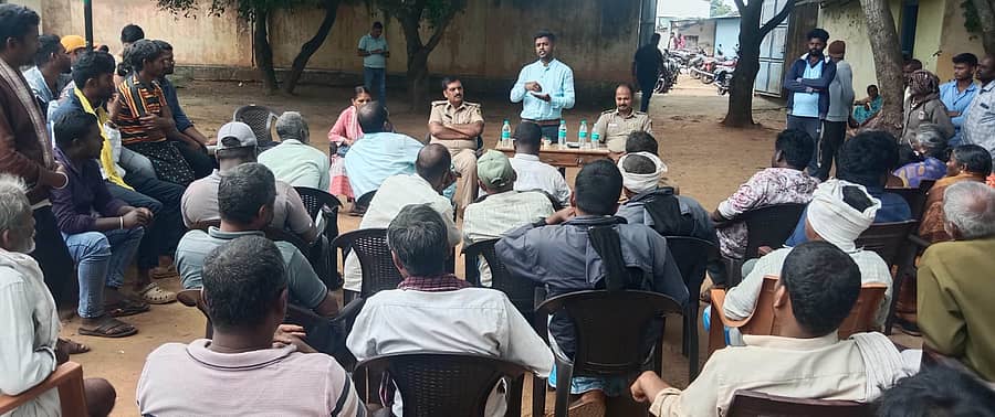 ಕಡೂರು ತಾಲ್ಲೂಕು ಬೀರೂರು ಹೋಬಳಿ ಯರೇಹಳ್ಳಿ ಗ್ರಾಮದಲ್ಲಿ ಮಂಗಳವಾರ ಬೀರೂರು ಸರ್ಕಲ್ ಇನ್‌ಸ್ಪೆಕ್ಟರ್ ಶ್ರೀಕಾಂತ್, ಕಡೂರು ಸಿಡಿಪಿಒ ಶಿವಪ್ರಕಾಶ್, ಬೀರೂರು ಪಿಎಸ್‌ಐ ತಿಪ್ಪೇಶ್ ನೇತೃತ್ವದಲ್ಲಿ ಶಾಂತಿಸಭೆ ನಡೆಯಿತು