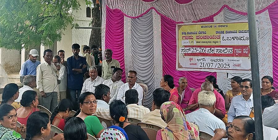 ರಾಮದುರ್ಗ ತಾಲ್ಲೂಕಿನ ಓಬಳಾಪೂರ ಗ್ರಾಮ ಪಂಚಾಯ್ತಿ ವ್ಯಾಪ್ತಿಯಲ್ಲಿ ಎರಡೂವರೆ ವರ್ಷಗಳ ನಂತರ ಜರುಗಿದ ಗ್ರಾಮ ಸಭೆಯಲ್ಲಿ ಪಿಡಿಒ ಸದಾಶಿವ ಹಲಗಿ ಅವರನ್ನು ಗ್ರಾಮಸ್ಥರು ತರಾಟೆಗೆ ತೆಗೆದುಕೊಂಡರು