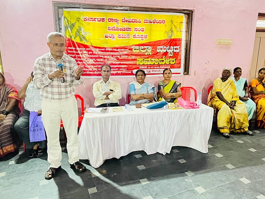 ಗಂಗಾವತಿ ನಗರದ ಕೃಷ್ಣದೇವರಾಯ ಕಲಾ ಭವನದಲ್ಲಿ ದೇವದಾಸಿ ಮಹಿಳೆಯರ ವಿಮೋಚನಾ ಸಂಘಟನೆಯಿಂದ ಸೋಮವಾರ ನಡೆದ ಜಿಲ್ಲಾ ಮಟ್ಟದ ಸಮಾವೇಶದಲ್ಲಿ ದಲಿ ತ ಹಕ್ಕುಗಳ ಹೋರಾಟ ಸಮಿತಿ ರಾಜ್ಯ ಪ್ರಧಾನ ಕಾರ್ಯದರ್ಶಿ ಎನ್.ರಾಜಣ್ಣ ಮಾತನಾಡಿದರು