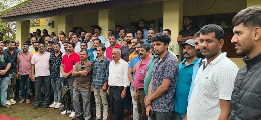 ಗೋಣಿಕೊಪ್ಪಲು ಬಳಿಯ ಪೊನ್ನಂಪೇಟೆ ವಲಯ ಅರಣ್ಯ ಕಚೇರಿ ಎದುರು ವನ್ಯಜೀವಿ ಹಾವಳಿ ತಡೆಗಟ್ಟುವಂತೆ ಒತ್ತಾಯಿಸಿ ಕೃಷಿಕರು ಹಾಗೂ ಕಾಫಿ ಬೆಳೆಗಾರರು ಪ್ರತಿಭಟನೆ ನಡೆಸಿದರು
