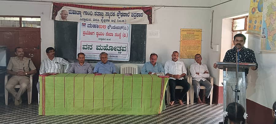 ಸಿದ್ದಾಪುರ ತಾಲ್ಲೂಕಿನ ಬಿದ್ರಕಾನ ಪ್ರೌಢಶಾಲೆಯಲ್ಲಿ ನಡೆದ ಕಾರ್ಯಕ್ರಮದಲ್ಲಿ ಬಿಇಒ ಎಂ.ಎಚ್. ನಾಯ್ಕ ಮಾತನಾಡಿದರು 