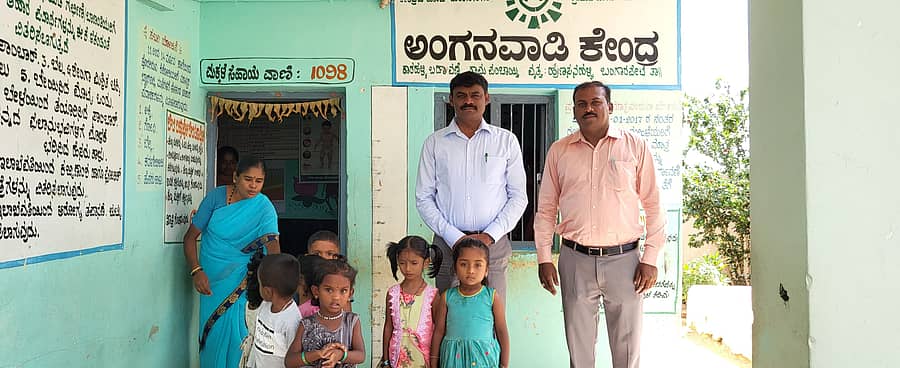 ಬಂಗಾರಪೇಟೆ ತಾಲ್ಲೂಕಿನ ಕಾರಹಳ್ಳಿ ಅಂಗನವಾಡಿ ಕೇಂದ್ರ ಮತ್ತು ಸರ್ಕಾರಿ ಹಿರಿಯ ಪ್ರಾಥಮಿಕ ಶಾಲೆಗೆ ತಹಶೀಲ್ದಾರ್ ಎಸ್.ವೆಂಕಟೇಶಪ್ಪ ಭೇಟಿ ನೀಡಿ ಪರಿಶೀಲಿಸಿದರು