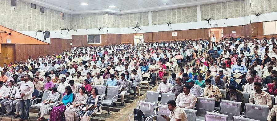 ತುಮಕೂರಿನಲ್ಲಿ ಮಂಗಳವಾರ ಕಂದಾಯ ಗ್ರಾಮ ರಚನೆ ಸಂಬಂಧ ಹಮ್ಮಿಕೊಂಡಿದ್ದ ತರಬೇತಿ ಕಾರ್ಯಕ್ರಮದಲ್ಲಿ ಅಧಿಕಾರಿಗಳು, ನೌಕರರು ಭಾಗವಹಿಸಿದ್ದರು