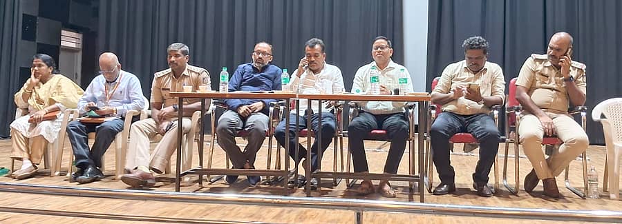 ಮಳವಳ್ಳಿ ಪಟ್ಟಣದ ಡಾ.ಬಿ.ಆರ್.ಅಂಬೇಡ್ಕರ್ ಭವನದಲ್ಲಿ ನಡೆದ ತಾಲ್ಲೂಕು ಮಟ್ಟದ ಪರಿಶಿಷ್ಟ ಜಾತಿ ಮತ್ತು ವರ್ಗಗಳ ಹಿತರಕ್ಷಣಾ ಸಮಿತಿ ಸಭೆಯಲ್ಲಿ ತಹಶೀಲ್ದಾರ್ ಎಸ್.ವಿ.ಲೋಕೇಶ್ ಮಾತನಾಡಿದರು