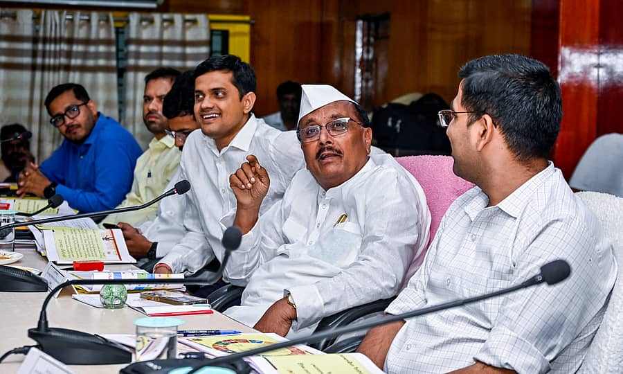 <div class="paragraphs"><p>ಕಲಬುರಗಿಯಲ್ಲಿ ಮಂಗಳವಾರ ನಡೆದ ಏಳು ಜಿಲ್ಲೆಗಳ ಪ್ರಗತಿ ಪರಿಶೀಲನಾ ಸಭೆಯಲ್ಲಿ ರಾಜ್ಯ ನೀತಿ ಮತ್ತು ಯೋಜನಾ ಆಯೋಗದ ಉಪಾಧ್ಯಕ್ಷ ಬಿ.ಆರ್.ಪಾಟೀಲ ಮಾತನಾಡಿದರು. ಅಧಿಕಾರಿಗಳು ಉಪಸ್ಥಿತರಿದ್ದರು&nbsp;&nbsp;&nbsp;&nbsp;&nbsp;&nbsp;&nbsp;&nbsp;&nbsp;&nbsp;&nbsp;&nbsp; </p></div>