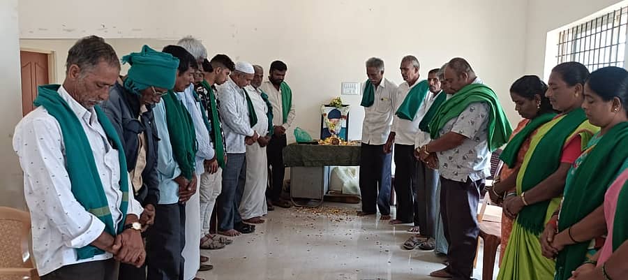 ರಾಮನಗರದ ಎಪಿಎಂಸಿಯಲ್ಲಿ ಸೋಮವಾರ ಕರ್ನಾಟಕ ರಾಜ್ಯ ರೈತ ಸಂಘ ಹಾಗೂ ಹಸಿರು ಸೇನೆ ಹಮ್ಮಿಕೊಂಡಿದ್ದ  46ನೇ ರೈತ ಹುತಾತ್ಮ ದಿನಾಚರಣೆಯಲ್ಲಿ ಮುಖಂಡರು ಹುತಾತ್ಮರಿಗೆ ಗೌರವ ಸಲ್ಲಿಸಿದರು