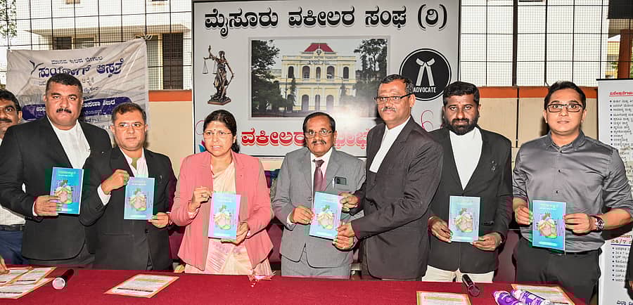 ಮೈಸೂರು ವಕೀಲರ ಸಂಘ ಹಾಗೂ ಸುಯೋಗ ಆಸ್ಪತ್ರೆ ಸಹಯೋಗದಲ್ಲಿ ನ್ಯಾಯಾಲಯದ ಆವರಣದಲ್ಲಿ ಮಂಗಳವಾರ ಆಯೋಜಿಸಿದ್ದ ಶಿಬಿರದಲ್ಲಿ ನ್ಯಾಯಾಧೀಶರಾದ ಉಷಾರಾಣಿ ಅವರು ‘ಹಾರ್ಟ್‌ ಅಟ್ಯಾಕ್‌’ ಕೃತಿ ಬಿಡುಗಡೆ ಮಾಡಿದರು   ಪ್ರಜಾವಾಣಿ ಚಿತ್ರ