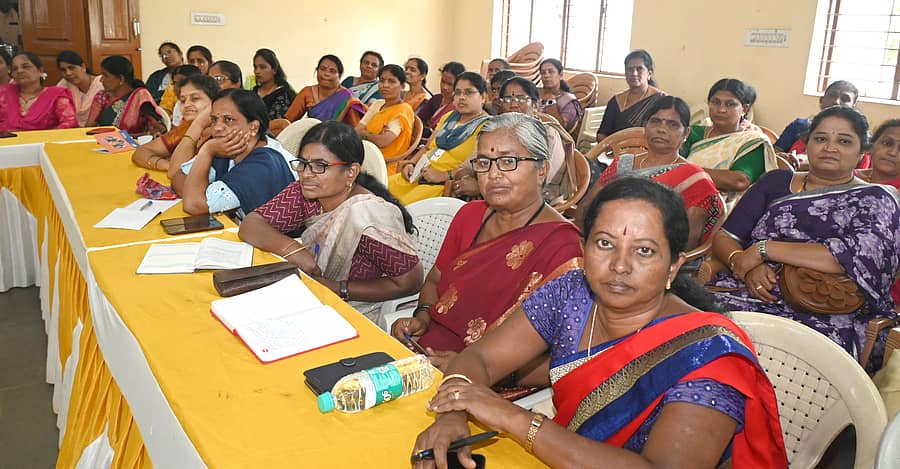 ಬೆಂಗಳೂರಿನ ಗಾಂಧಿ ಭವನದಲ್ಲಿ ಆಯೋಜಿಸಿದ ಮುಖ ಚಹರೆ ಗುರುತಿಸುವಿಕೆ ವ್ಯವಸ್ಥೆ ಜಾರಿ ಕುರಿತ  ದುಂಡು ಮೇಜಿನ ಸಭೆಯಲ್ಲಿ ಅಂಗನವಾಡಿ ಕಾರ್ಯಕರ್ತೆಯರು, ಸಾಮಾಜಿಕ ಹೋರಾಟಗಾರರು ಭಾಗವಹಿಸಿದ್ದರು.  ಪ್ರಜಾವಾಣಿ ಚಿತ್ರ