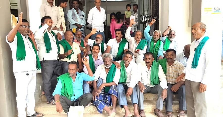 ಖರೀದಿ ಕೇಂದ್ರಗಳಿಂದ ರೈತರಿಂದ ಖರೀದಿಸಿರುವ ರಾಗಿಯ ಹಣವನ್ನು ಕೂಡಲೇ ಬಿಡುಗಡೆ ಮಾಡಬೇಕೆಂದು ಆಗ್ರಹಿಸಿ ರೈತ ಸಂಘದ ವತಿಯಿಂದ ಮದ್ದೂರು ಪಟ್ಟಣದ ತಾಲ್ಲೂಕು ಕಚೇರಿಯ ಮುಂದೆ ಪ್ರತಿಭಟನೆ ನಡೆಸಲಾಯಿತು 