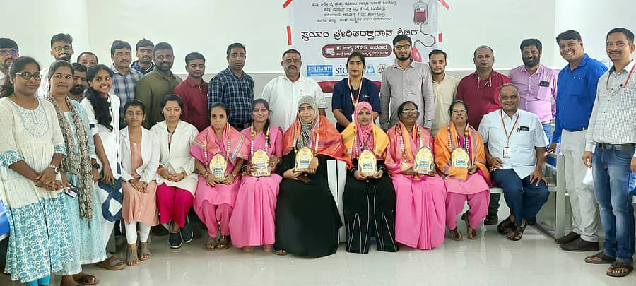 ಶಿರಾಳಕೊಪ್ಪ ಪಟ್ಟಣದಲ್ಲಿ ವಿವಿಧ ಸಂಘಟನೆಗಳ ವತಿಯಿಂದ ಈಚೆಗೆ ನಡೆದ ರಕ್ತದಾನ ಶಿಬಿರದಲ್ಲಿ ಆಶಾ ಕಾರ್ಯಕರ್ತೆಯರನ್ನು ಸನ್ಮಾನಿಸಲಾಯಿತು