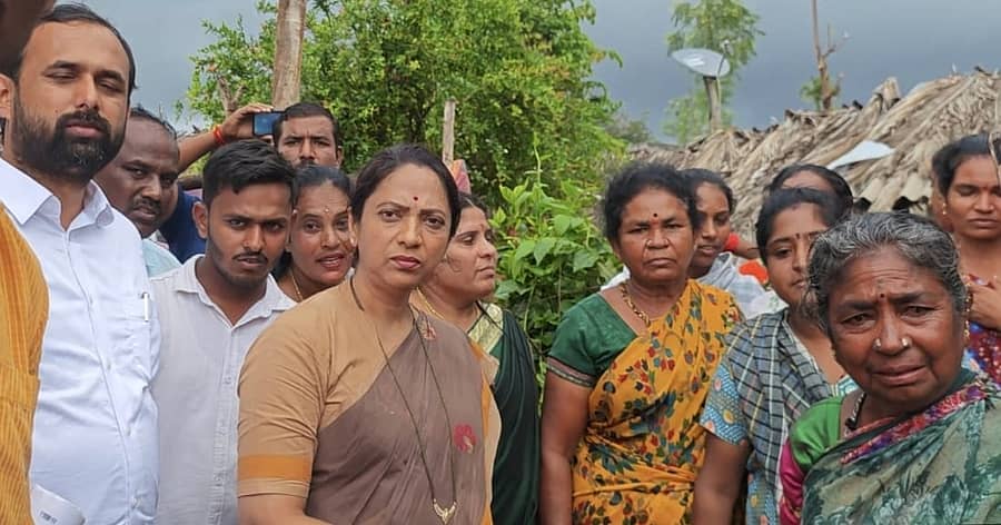 ತುಮಕೂರು ತಾಲ್ಲೂಕಿನ ಸೀನಪ್ಪನಹಳ್ಳಿ ಜನತಾ ಕಾಲೊನಿಗೆ ಸೋಮವಾರ ಮಹಿಳಾ ಆಯೋಗದ ಅಧ್ಯಕ್ಷೆ ನಾಗಲಕ್ಷ್ಮಿ ಚೌಧರಿ ಭೇಟಿ ನೀಡಿ ಪರಿಶೀಲಿಸಿದರು
