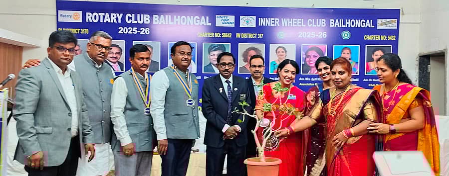 ಬೈಲಹೊಂಗಲ ರೋಟರಿ ಕ್ಲಬ್‍ದಲ್ಲಿ ನಡೆದ ರೋಟರಿ ಹಾಗೂ ಇನ್ನರ್‌ವ್ಹೀಲ್ ಕ್ಲಬ್‍ನ ನೂತನ ಪದಾಧಿಕಾರಿಗಳ ಪದಗ್ರಹಣ ಸಮಾರಂಭದಲ್ಲಿ ಭಾಗವಹಿಸಿದ್ದ ಗಣ್ಯರು