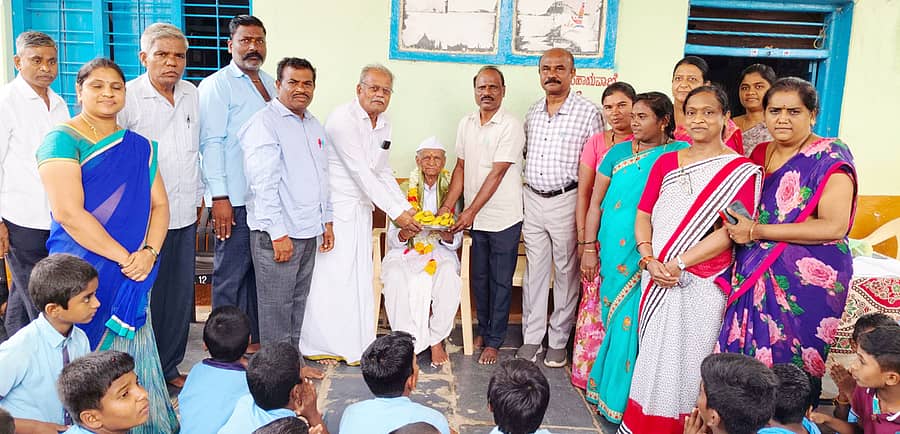 ನರೇಗಲ್ ಸಮೀಪದ ಅಬ್ಬಿಗೇರಿ ಗ್ರಾಮದ ಬಾಲಕರ ಸರ್ಕಾರಿ ಮಾದರಿ ಕೇಂದ್ರ ಶಾಲೆಗೆ ₹1 ಲಕ್ಷ ದೇಣಿಗೆ ನೀಡಿದ ನಿವೃತ್ತ ಶಿಕ್ಷಕ ವಿರೂಪಾಕ್ಷಪ್ಪ ಬಳಗೇರಿ ಅವರನ್ನು ಸನ್ಮಾನಿಸಲಾಯಿತು