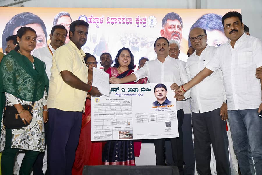 ಹೆಬ್ಬಾಳದಲ್ಲಿ ಆಯೋಜಿರುವ ಇ–ಖಾತಾ ಮೇಳದಲ್ಲಿ ಬಿ.ಎಸ್. ಸುರೇಶ್ ಅವರು ಆಸ್ತಿ ಮಾಲೀಕರಿಗೆ ಸಾಂಕೇತಿಕವಾಗಿ ಇ–ಖಾತಾ ವಿತರಿಸಿದರು