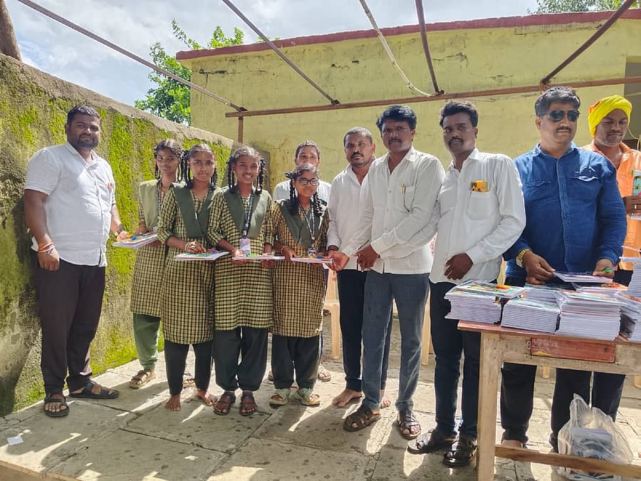 <div class="paragraphs"><p>ಚಿಂಚೋಳಿ ತಾಲ್ಲೂಕಿನ ಐನೋಳ್ಳಿಯ ಶಶಿಧರ ನಾಗಶೆಟ್ಟಿ ಪುಣ್ಯಶೆಟ್ಟಿ ಸರ್ಕಾರಿ ಪ್ರೌಢಶಾಲೆಯಲ್ಲಿ ವಿದ್ಯಾರ್ಥಿಗಳಿಗೆ ನೋಟ್ಪುಸ್ತಕಗಳನ್ನು ವಿತರಿಸಲಾಯಿತು</p></div>