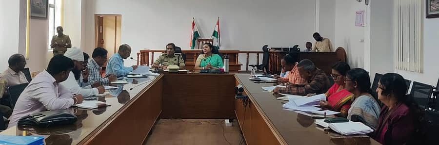 ಚಾಮರಾಜನಗರದ ಜಿಲ್ಲಾಧಿಕಾರಿ ಕಚೇರಿ ಸಭಾಂಗಣದಲ್ಲಿ ಮಂಗಳವಾರ ಜಿಲ್ಲಾಮಟ್ಟದ ರಸ್ತೆ ಸುರಕ್ಷತಾ ಸಮಿತಿ ಸಭೆಯಲ್ಲಿ   ಜಿಲ್ಲಾಧಿಕಾರಿ ಶಿಲ್ಪಾ ನಾಗ್ ಮಾತನಾಡಿದರು