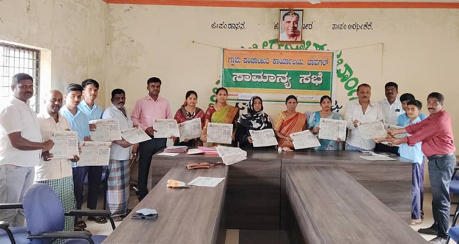 ಜಾವಗಲ್ ಗ್ರಾಮ ಪಂಚಾಯಿತಿಯಿಂದ ಗ್ರಾಮದ ಸರ್ಕಾರಿ ಪ್ರೌಢ ಶಾಲೆಯ ಎಸ್.ಎಸ್.ಎಲ್.ಸಿ ವಿದ್ಯಾರ್ಥಿಗಳಿಗೆ ಮಂಗಳವಾರ ‘ಪ್ರಜಾವಾಣಿ’ ಪತ್ರಿಕೆಯನ್ನು ಗ್ರಾಮ ಪಂಚಾಯಿತಿ ಅಧ್ಯಕ್ಷೆ ಸುಮಿತ್ರಾ ಧರ್ಮೇಗೌಡ ವಿತರಿಸಿದರು