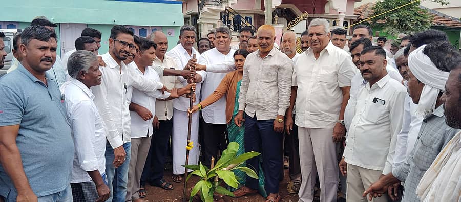 ಬೆಟ್ಟದಪುರ ಸಮೀಪದ ಹಲಗನಹಳ್ಳಿ ಗ್ರಾಮದಲ್ಲಿ ನೂತನ ಅಂಬೇಡ್ಕರ್ ಭವನ ನಿರ್ಮಾಣಕ್ಕೆ ಮಂಗಳವಾರ ಸಚಿವ ಕೆ.ವೆಂಕಟೇಶ್ ಭೂಮಿ ಪೂಜೆ ನೆರವೇರಿಸಿದರು.