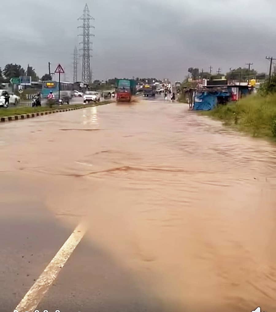 ನೆಟ್ಟಿಗೆರೆ ಗೇಟ್ ಬಳಿಯ ರಾಷ್ಟ್ರೀಯ ಹೆದ್ದಾರಿಯಲ್ಲಿ ಮಳೆ ನೀರು ನಿಂತಿರುವುದು