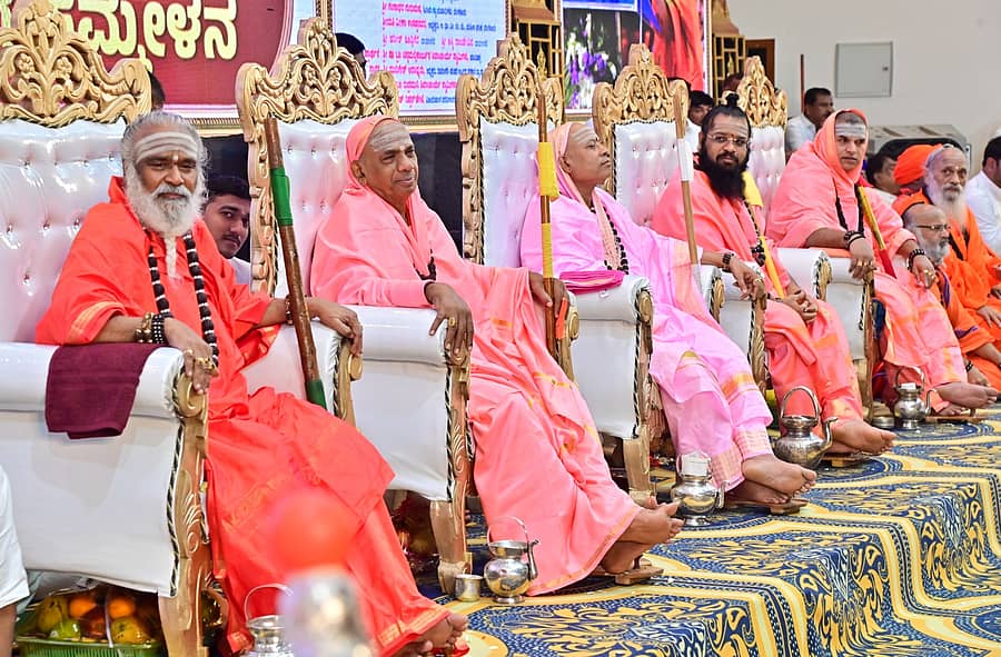 <div class="paragraphs"><p>ದಾವಣಗೆರೆಯಲ್ಲಿ ಆಯೋಜಿಸಿದ್ದ ವೀರಶೈವ ಪೀಠಾಚಾರ್ಯ, ಶಿವಾಚಾರ್ಯರ ಶೃಂಗದಲ್ಲಿ ರಂಭಾಪುರಿ ಪೀಠದ ವೀರಸೋಮೇಶ್ವರ ಸ್ವಾಮೀಜಿ, ಕಾಶಿ ಪೀಠದ ಚಂದ್ರಶೇಖರ ಶಿವಾಚಾರ್ಯ ಸ್ವಾಮೀಜಿ, ಶ್ರೀಶೈಲ ಮಠದ ಚನ್ನಸಿದ್ಧರಾಮ ಪಂಡಿತಾರಾಧ್ಯ ಸ್ವಾಮೀಜಿ, ಮಲ್ಲಿಕಾರ್ಜುನ ಶಿವಾಚಾರ್ಯ ಸ್ವಾಮೀಜಿ, ಉಜ್ಜಿನಿ ಸಿದ್ಧಲಿಂಗ ರಾಜದೇಶಿಕೇಂದ್ರ ಸ್ವಾಮೀಜಿ ಸಾನ್ನಿಧ್ಯ ವಹಿಸಿದ್ದರು </p></div>