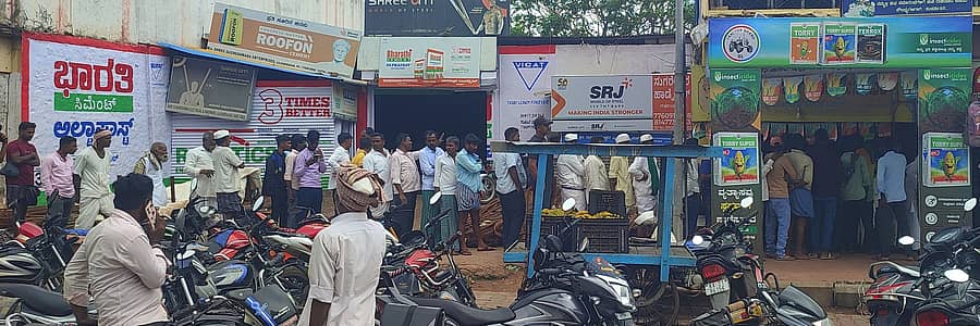 ಗಜೇಂದ್ರಗಡದ ರಸಗೊಬ್ಬರ ಅಂಗಡಿಯಲ್ಲಿ ಯೂರಿಯಾ ಪಡೆಯಲು ರೈತರು ಸರದಿಯಲ್ಲಿ ನಿಂತಿರುವುದು