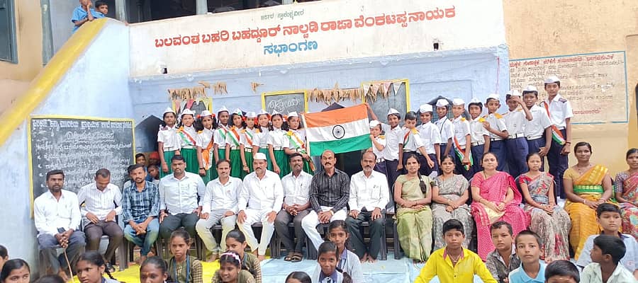 ಸುರಪುರ ನಗರದ ದರಬಾರ ಶಾಲೆಯಲ್ಲಿ ಮಂಗಳವಾರ ರಾಷ್ಟ್ರೀಯ ಧ್ವಜ ದಿನ ಆಚರಿಸಲಾಯಿತು