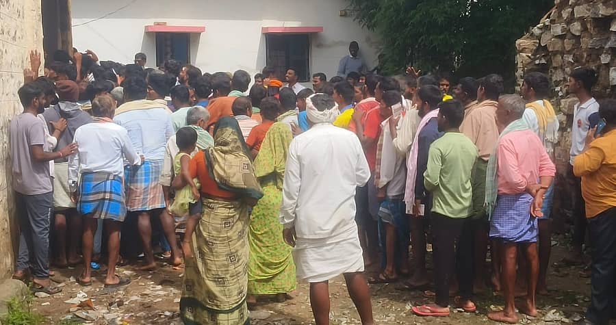 ಹರಪನಹಳ್ಳಿ ತಾಲ್ಲೂಕು ಅರಸೀಕೆರೆ  ಗ್ರಾಮದ ಸಹಕಾರ ಸಂಘದ ಆವರಣದಲ್ಲಿ ಬುಧವಾರ ಬೆಳಿಗ್ಗೆ ಯೂರಿಯಾ ಗೊಬ್ಬರಕ್ಕಾಗಿ ರೈತರು ನಿಂತಿರುವುದು.