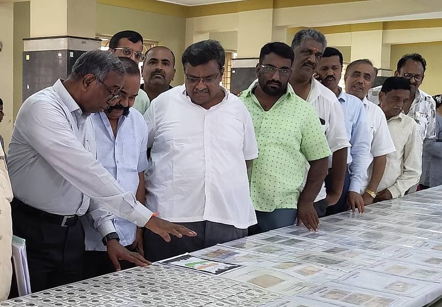 ರಾಮನಗರದ ಎಂ.ಜಿ. ರಸ್ತೆಯಲ್ಲಿರುವ ಶ್ರೀ ಕನ್ನಿಕಾ ಮಹಲ್‍ನಲ್ಲಿ ವಾಸವಿ ವಿದ್ಯಾನಿಕೇತನ ಟ್ರಸ್ಟ್ ವತಿಯಿಂದ ಹಳೆ ನಾಣ್ಯಗಳು ಹಾಗೂ ನೋಟುಗಳ ಪ್ರದರ್ಶನ ಜರುಗಿತು. ನಗರಸಭೆ ಅಧ್ಯಕ್ಷ ಕೆ. ಶೇಷಾದ್ರಿ ಶಶಿ, ಸದಸ್ಯ ಸೋಮಶೇಖರ್ ಹಾಗೂ  ಇತರರು ಇದ್ದಾರೆ