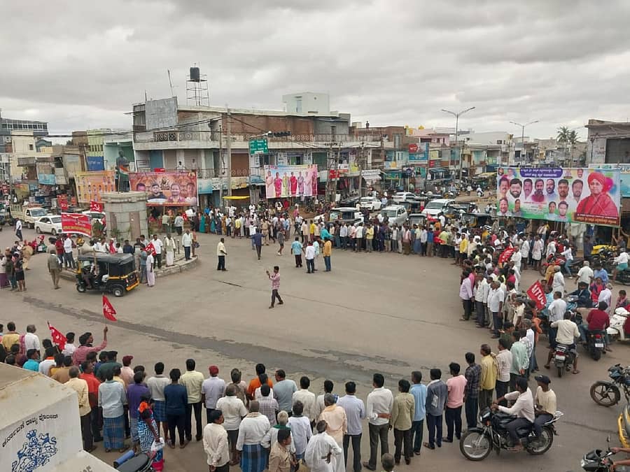ಚಳ್ಳಕೆರೆಯ ನೆಹರೂ ವೃತ್ತದಲ್ಲಿ ಬೀದಿಬದಿ ವ್ಯಾಪಾರಿಗಳು ಮಾನವ ಸರಪಳಿ ನಿರ್ಮಿಸಿ ಬಂದ್‌ ಕೈಗೊಂಡರು
