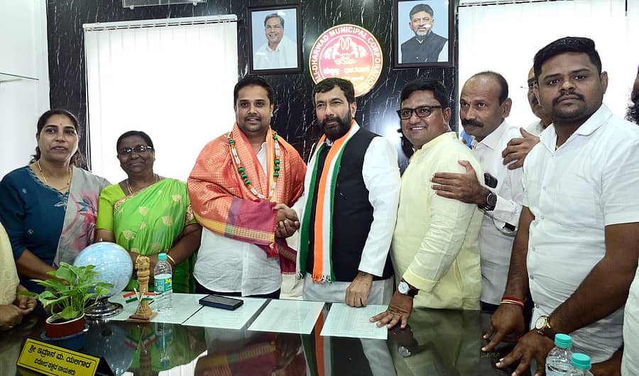 ಹುಬ್ಬಳ್ಳಿ–ಧಾರವಾಡ ಮಹಾನಗರ ಪಾಲಿಕೆ ವಿರೋಧ ಪಕ್ಷದ ನಾಯಕರಾಗಿ ಬುಧವಾರ ಅಧಿಕಾರ ಸ್ವೀಕರಿಸಿದ ಇಮ್ರಾನ್ ಯಲಿಗಾರ ಅವರನ್ನು ವಿಧಾನ ಪರಿಷತ್ ಮುಖ್ಯ ಸಚೇತಕ ಸಲೀಂ ಅಹ್ಮದ್ ಅಭಿನಂದಿಸಿದರು