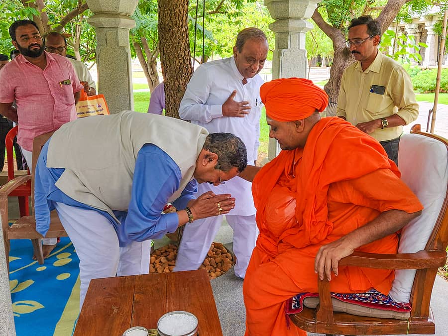 ಕೊಪ್ಪಳದ ಗವಿಮಠಕ್ಕೆ ಬುಧವಾರ ಭೇಟಿ ನೀಡಿದ ಶಾಸಕ ಬಸನಗೌಡ ಪಾಟೀಲ ಯತ್ನಾಳ ಅವರು ಅಭಿನವ ಗವಿಸಿದ್ಧೇಶ್ವರ ಸ್ವಾಮೀಜಿ ಆಶೀರ್ವಾದ ಪಡೆದರು  