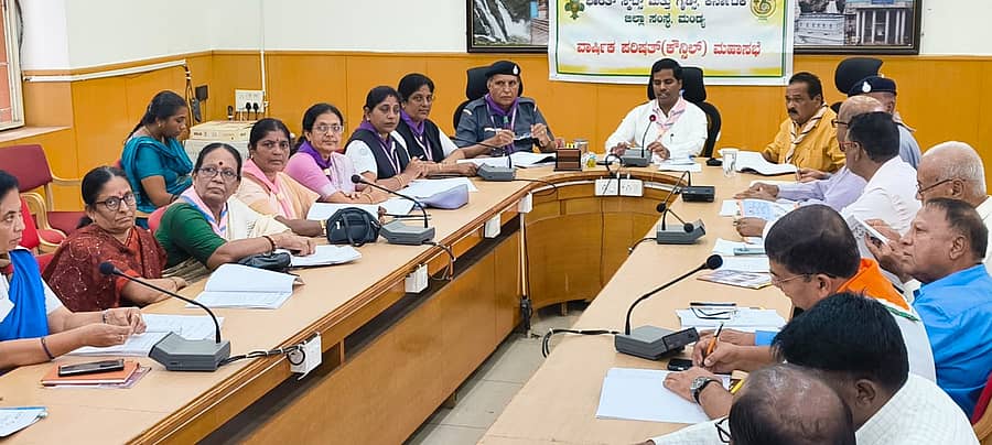 ಮಂಡ್ಯ ಜಿಲ್ಲಾಧಿಕಾರಿ ಕಚೇರಿಯಲ್ಲಿ ಭಾರತ್ ಸ್ಕೌಟ್ಸ್ ಅಂಡ್ ಗೈಡ್ಸ್ ವತಿಯಿಂದ ಮಂಗಳವಾರ ಆಯೋಜಿಸಿದ್ದ ವಾರ್ಷಿಕ ಪರಿಷತ್ ಮಹಾಸಭೆಯ ಅಧ್ಯಕ್ಷತೆ ವಹಿಸಿ ಜಿಲ್ಲಾಧಿಕಾರಿ ಕುಮಾರ ಮಾತನಾಡಿದರು. ಮಹಾಪೋಷಕ ಕೆ.ಟಿ. ಶ್ರೀಕಂಠೇಗೌಡ, ಆಯುಕ್ತ ಜಿ.ಪಿ. ಭಕ್ತವತ್ಸಲ ಪಾಲ್ಗೊಂಡಿದ್ದರು 