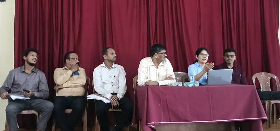 ಅಂಕೋಲಾ ನಗರದಲ್ಲಿ ಬಂದರು ಮತ್ತು ಒಳನಾಡು ಜಲಸಾರಿಗೆ ಮತ್ತು ಜೆ ಎಸ್ ಡಬ್ಲ್ಯೂ ಕಂಪನಿ ವತಿಯಿಂದ ಸುದ್ದಿಗೋಷ್ಠಿ ನಡೆಸಿ ಬಂದರು ನಿರ್ಮಾಣದಿಂದಾಗುವ ಅಭಿವೃದ್ಧಿಯ ಕುರಿತು ಮಾಹಿತಿ ನೀಡಿದರು.