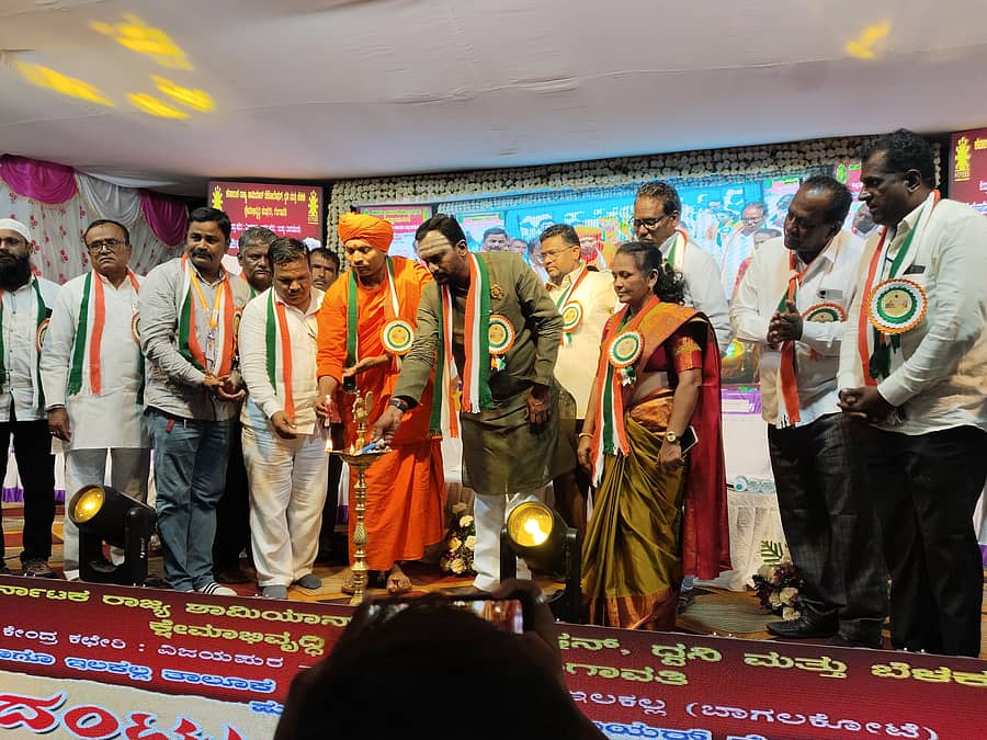 ಅಮೀನಗಡದಲ್ಲಿ ನಡೆದ ಕರದಂಟು ನಾಡು ವೈಭವ ಕಾರ್ಯಕ್ರಮವನ್ನು ಶಾಸಕ ವಿಜಯಾನಂದ ಕಾಶಪ್ಪನವರ ಉದ್ಘಾಟಿಸಿದರು