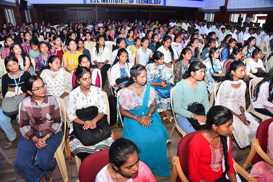 <div class="paragraphs"><p>ಚಿಕ್ಕಬಳ್ಳಾಪುರ ‌ಬಿಜಿಎಸ್ ಇನ್‌ಸ್ಟಿಟ್ಯೂಟ್ ಆಫ್ ಮ್ಯಾನೇಜ್‌ಮೆಂಟ್‌ ಸ್ಟಡೀಸ್‌ ಸಂಸ್ಥೆಯ&nbsp; ‘ಶುಭಾರಂಭ್’ ಕಾರ್ಯಕ್ರಮದಲ್ಲಿ ಪಾಲ್ಗೊಂಡಿದ್ದ ವಿದ್ಯಾರ್ಥಿಗಳು</p></div>