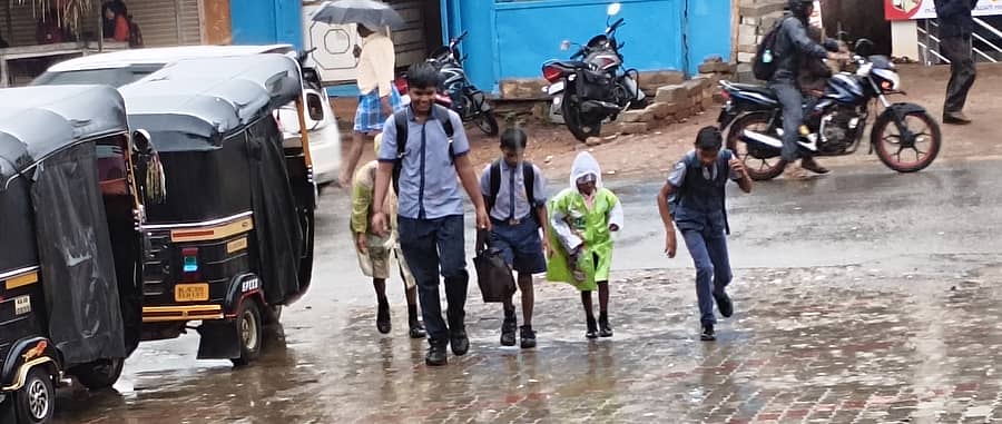 ಬ್ಯಾಡಗಿ ಪಟ್ಟಣದಲ್ಲಿ ಬುಧವಾರ ಸಂಜೆ ಶಾಲಾ ಮಕ್ಕಳು ಸುರಿವ ಮಳೆಯಲ್ಲಿ ನೆನೆಯುತ್ತ ಮನೆಗೆ ಹೊರಟಿರುವುದು