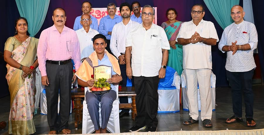 ಕೋಟ ವಿವೇಕ ವಿದ್ಯಾಸಂಸ್ಥೆಯ ವಿವೇಕ ಪದವಿಪೂರ್ವ ಕಾಲೇಜಿನ ಪ್ರೌಢಶಾಲಾ ವಿಭಾಗದ ಹಾಗೂ ವಿವೇಕ ಬಾಲಕಿಯರ ಪ್ರೌಢಶಾಲೆಯ ಕಳೆದ ಶೈಕ್ಷಣಿಕ ವರ್ಷದಲ್ಲಿ ಎಸ್ಸೆಸ್ಸೆಲ್ಸಿ ಪರೀಕ್ಷೆಯಲ್ಲಿ ಉತ್ಕೃಷ್ಟ ಶ್ರೇಣಿಯಲ್ಲಿ ಉತ್ತೀರ್ಣರಾದವರನ್ನು ಗೌರವಿಸಲಾಯಿತು.