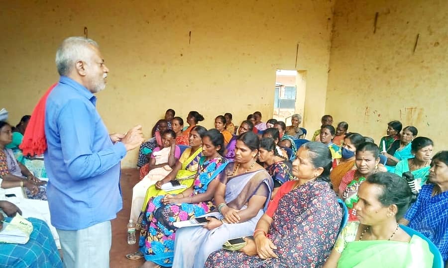 ಹಲಗೂರಿನ ಕರ್ನಾಟಕ ಪಬ್ಲಿಕ್ ಸ್ಕೂಲ್ ಅವರಣದಲ್ಲಿ ನಡೆದ ಕಾರ್ಯಕ್ರಮದಲ್ಲಿ ಪುಟ್ಟಮಾದು ಮಾತನಾಡಿದರು