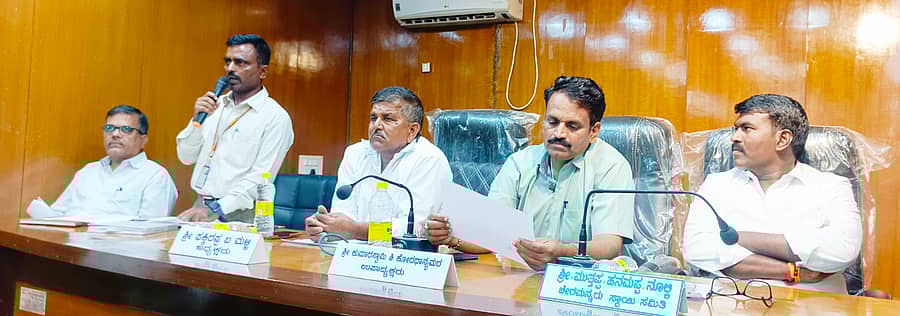 ನರೇಗಲ್ ಪಟ್ಟಣ ಪಂಚಾಯಿತಿ ಸಭಾಭವನದಲ್ಲಿ ಅಧ್ಯಕ್ಷ ಫಕೀರಪ್ಪ ಮಳ್ಳಿ ಅವರ ಅಧ್ಯಕ್ಷತೆಯಲ್ಲಿ ಬುಧವಾರ ವಿಶೇಷ ಸಾಮಾನ್ಯ ಸಭೆಯಲ್ಲಿ ಮುಖ್ಯಾಧಿಕಾರಿ ಮಹೇಶ ನಿಡಶೇಶಿ ಸಭೆಗೆ ಮಾಹಿತಿ ನೀಡಿದರು